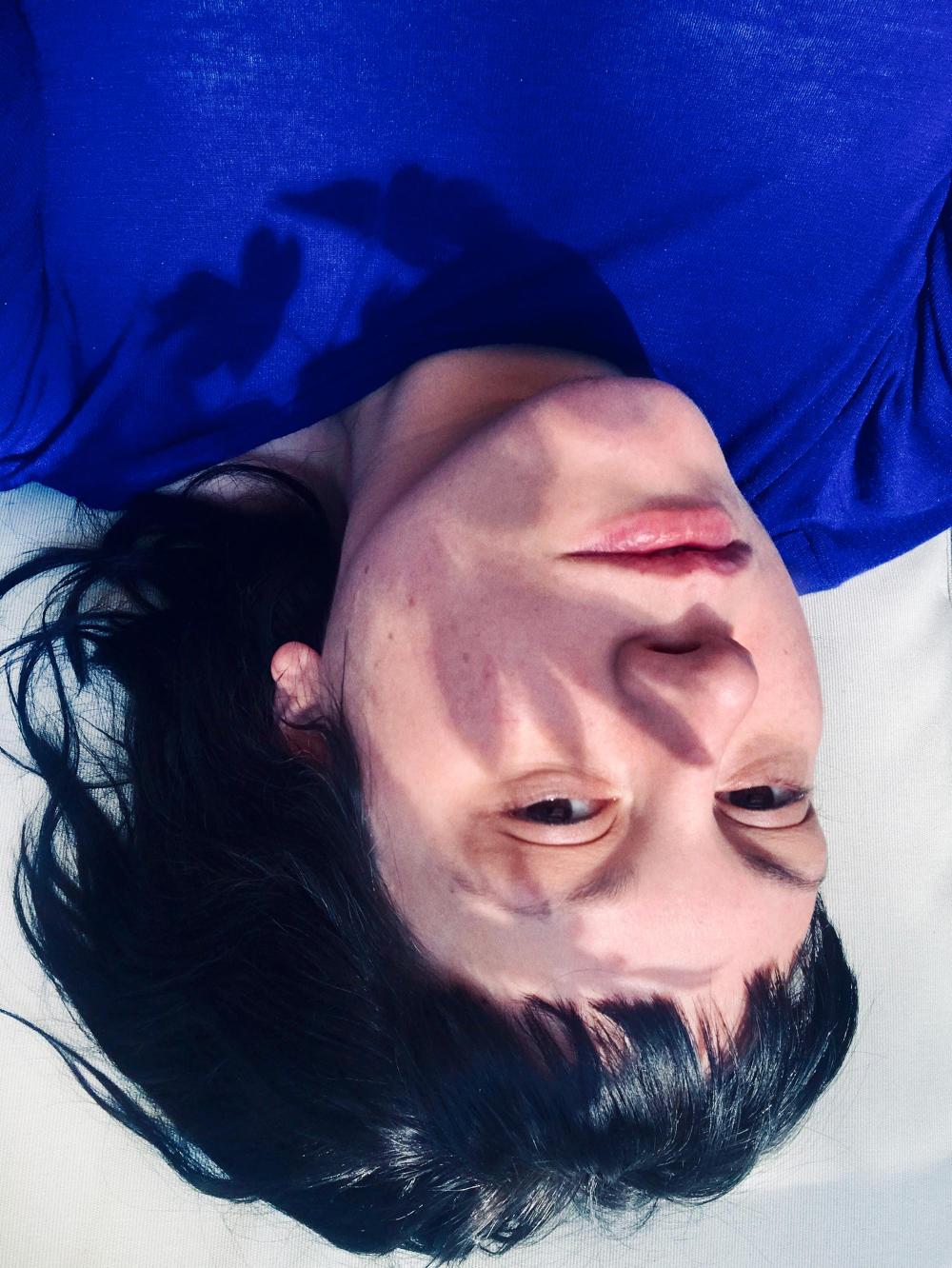 Portret omgekeerd van een persoon met een zwarte frou