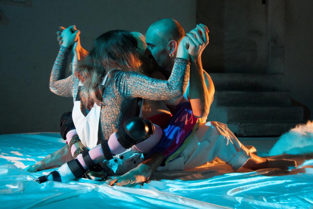 personen kussen elkaar en houden elkaars handen vast