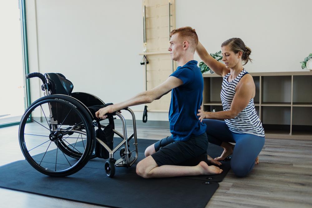 persoon in fysiotherapie met rolstoel