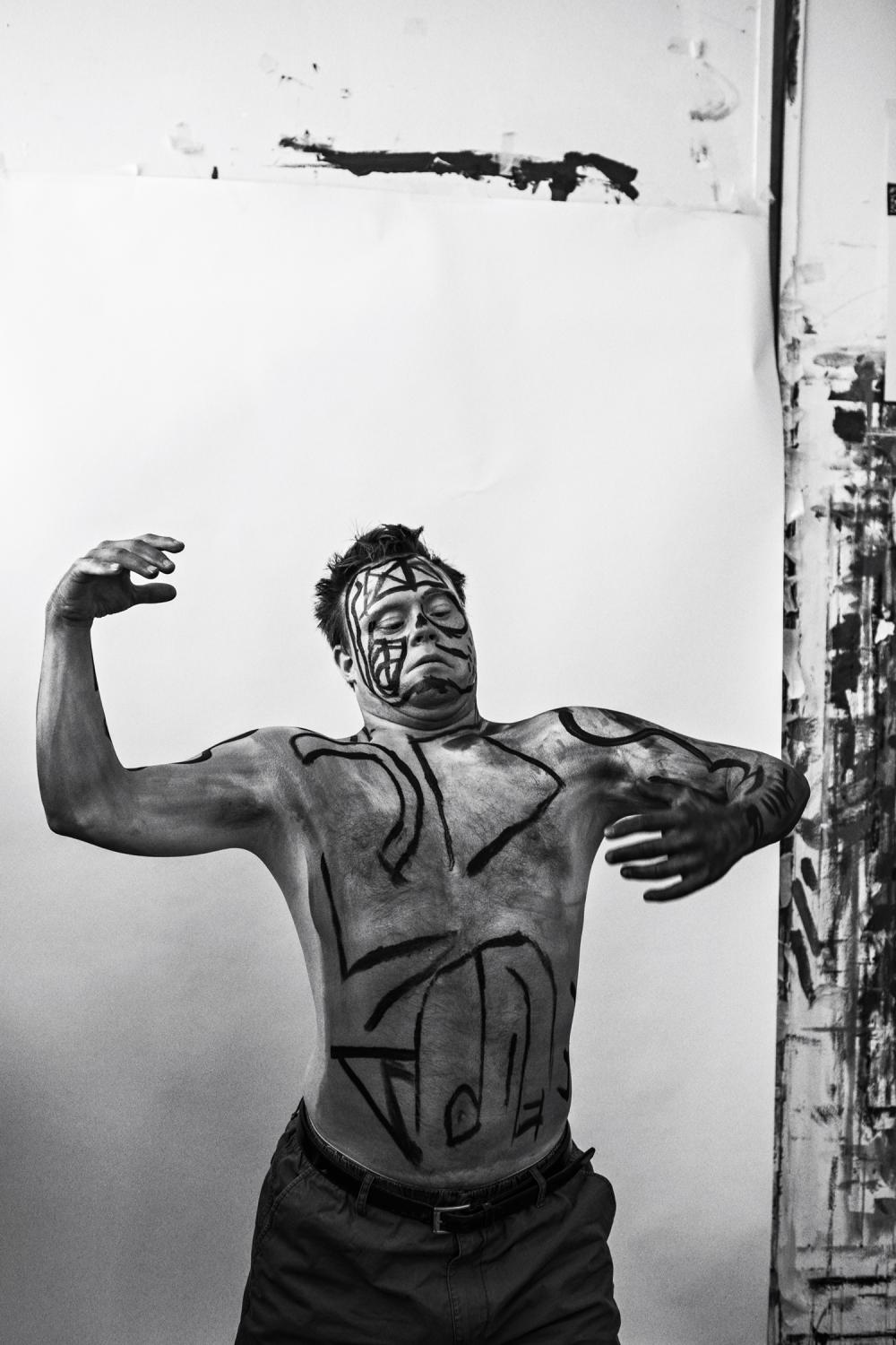 Persoon die danst beschilderd met zwarte strepen