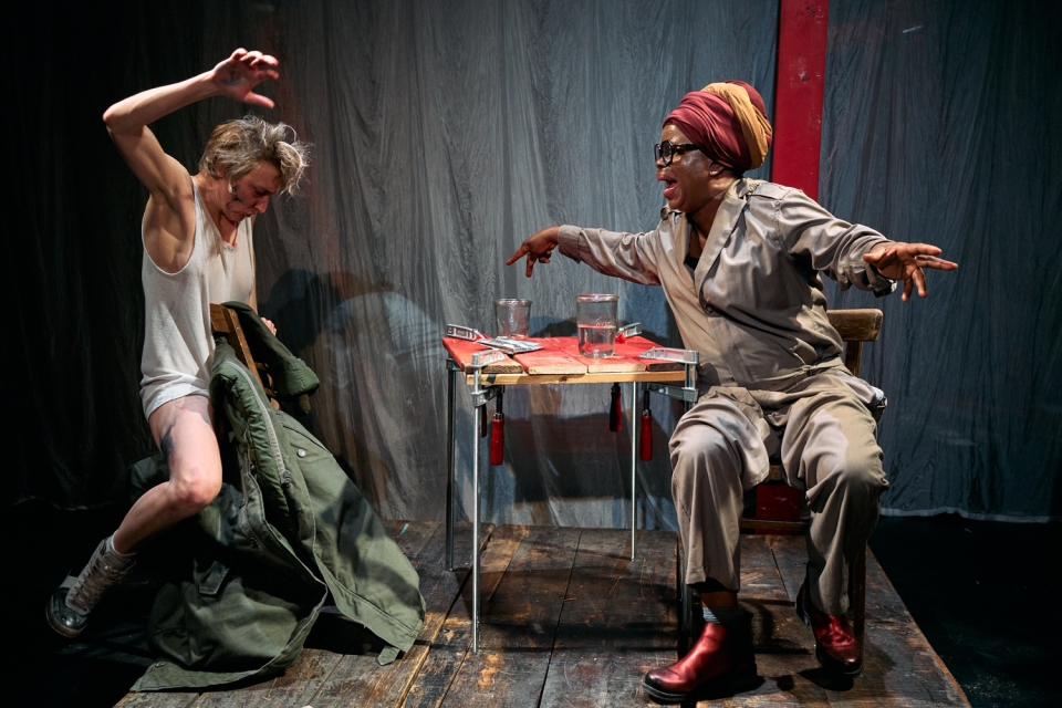 Aurélie and Starlette dancing at a table