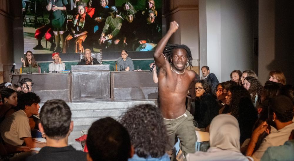 dignity waarheidscommissie iemand loopt weg van een tribunaal