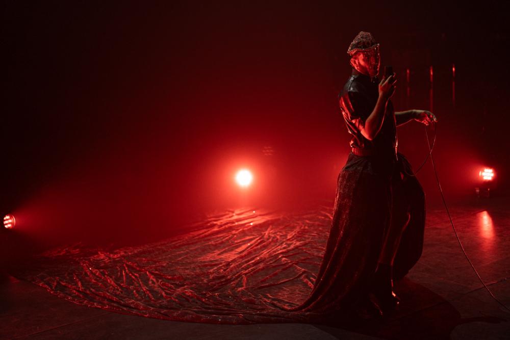 rood licht in donkere ruimte