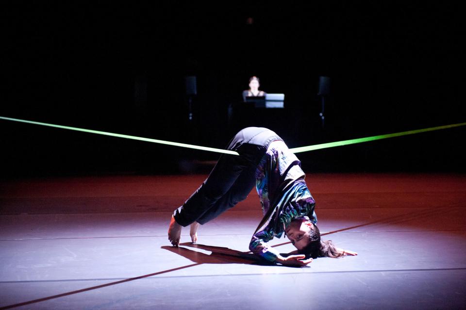 Samaa Wakim leaning on the rope with her stomach, her hands and feet touching the floor