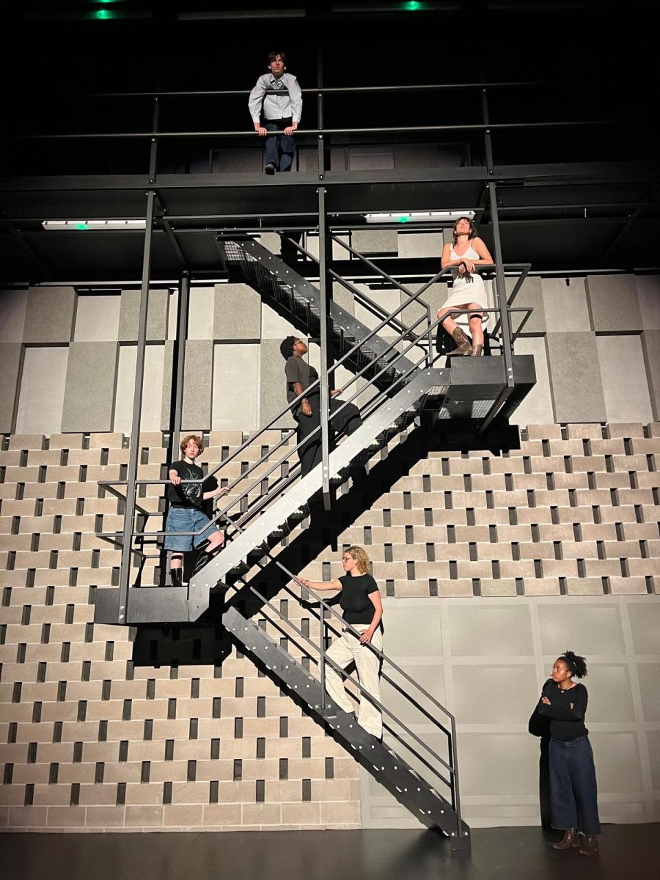 6 studenten op een metalen trap