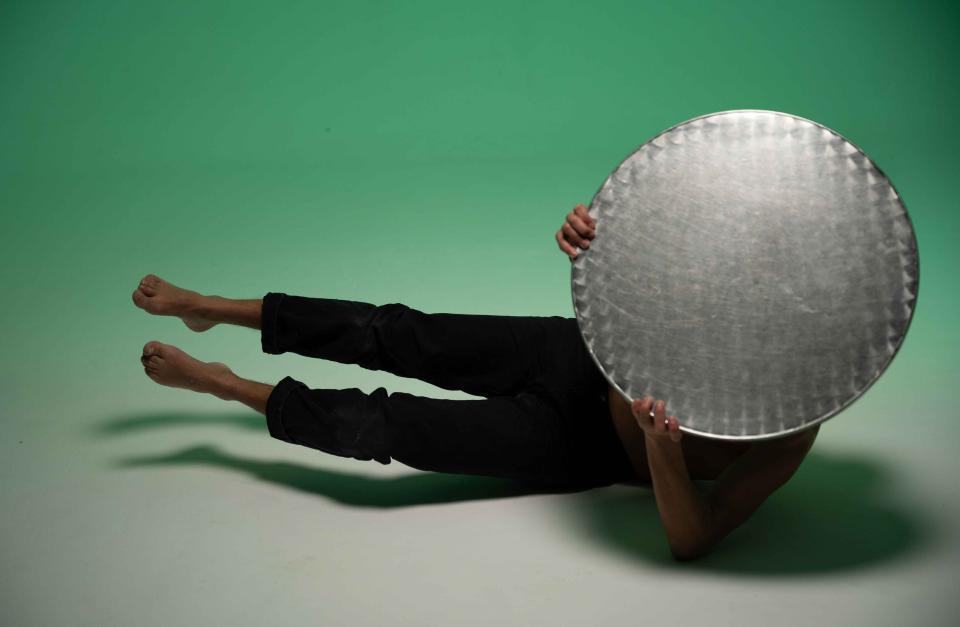 Bilal El Had performer met een ronde schijf voor het hoofd